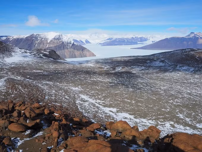 Sự kỳ lạ và bí ẩn của Thung lũng khô McMurdo tạo ra một vẻ đẹp khác biệt hoàn toàn so với phần còn lại của hành tinh, khiến bất cứ ai đặt chân đến đây đều cảm thấy như đang bước vào một hành tinh xa lạ. Ảnh Springer Nature