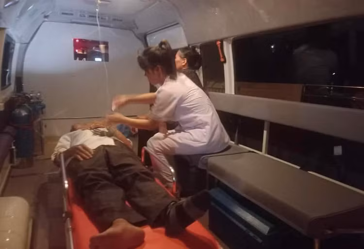 Bệnh nhân được đưa vào đất liền cấp cứu trong đêm. Ảnh BVCC Bệnh nhân được đưa vào đất liền cấp cứu trong đêm. Ảnh BVCC