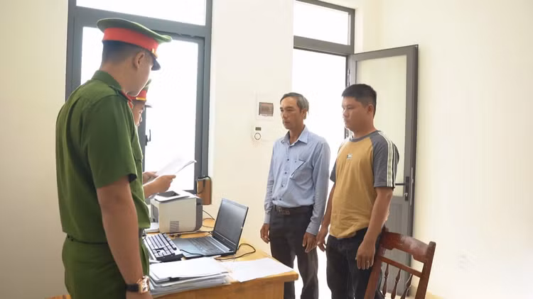 2 đối tượng bị khởi tố về hành vi đưa và nhận hối lộ. 2 đối tượng bị khởi tố về hành vi đưa và nhận hối lộ.