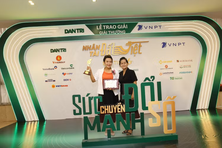PGS.TS Hồ Thị Thanh Vân và mẹ - người đã luôn ủng hộ, động viên, âm thầm góp sức trong những thành công của con gái PGS.TS Hồ Thị Thanh Vân và mẹ - người đã luôn ủng hộ, động viên, âm thầm góp sức trong những thành công của con gái