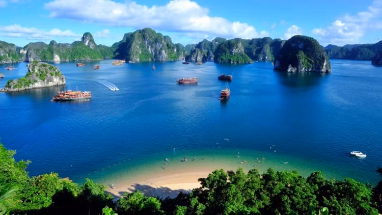 Vịnh Lan Hạ là ốc đảo nằm giữa hồ Quan Lạn và hồ Long Hạ tạo nên không gian hài hòa giữa núi rừng và biển cả.