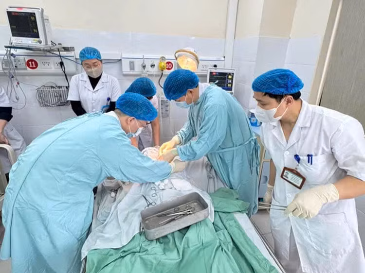 Điều trị cho bệnh nhân mắc uốn ván tại bệnh viện đa khoa tỉnh. Ảnh BVCC