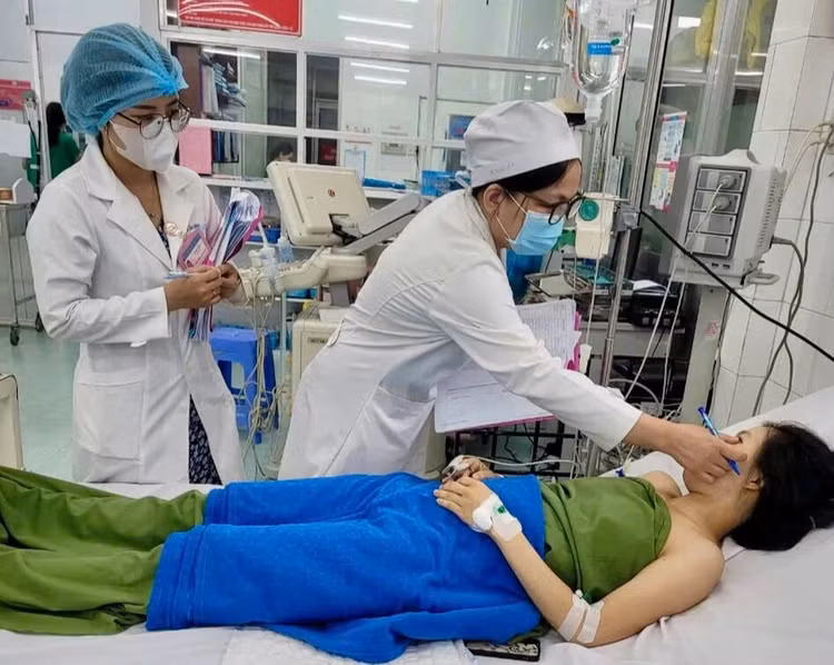 Bác sĩ bệnh viện Phụ sản TP.Cần Thơ thăm khám cho sản phụ P.T.D.T sau ca phẫu thuật mổ lấy thai thành công. Ảnh: BVCC