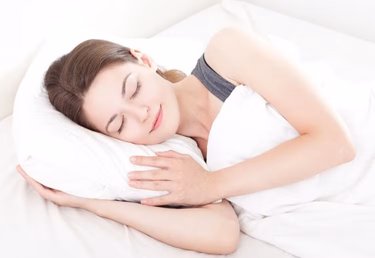 Ngủ đủ giấc: Giấc ngủ đủ và chất lượng có vai trò quan trọng trong việc bảo vệ sức khỏe thận. Nghiên cứu đã chỉ ra rằng những người thiếu ngủ thường có nguy cơ cao mắc bệnh đái tháo đường, bệnh tim và suy thận. Thận hoạt động tốt nhất khi cơ thể duy trì được chu kỳ ngủ - thức đều đặn, giúp điều hòa chức năng thận và duy trì sức khỏe tổng thể. Ảnh Internet