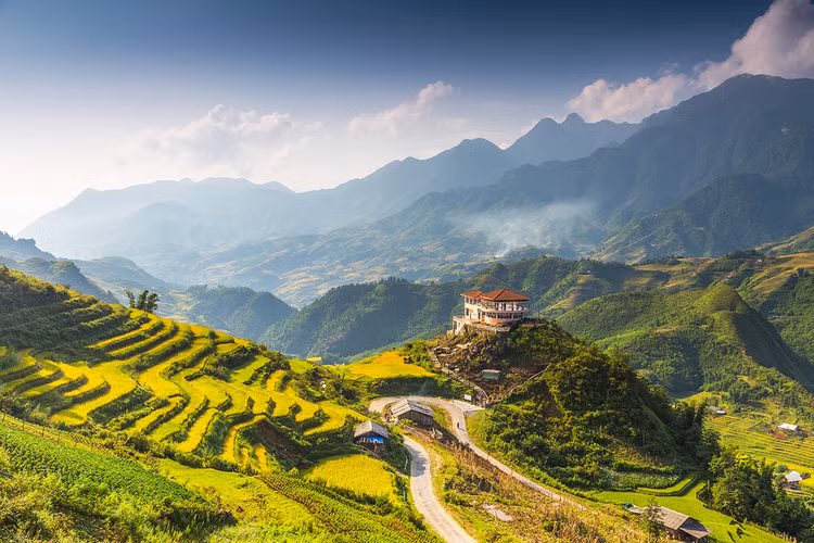 Thị trấn Sa Pa, Lào Cai quyến rũ và đầy màu sắc, là điểm đến hoàn hảo để leo núi và chiêm ngưỡng những cung ruộng bậc thang sắc màu uốn lượn trải dài bạt ngàn. Ảnh dulichtoday