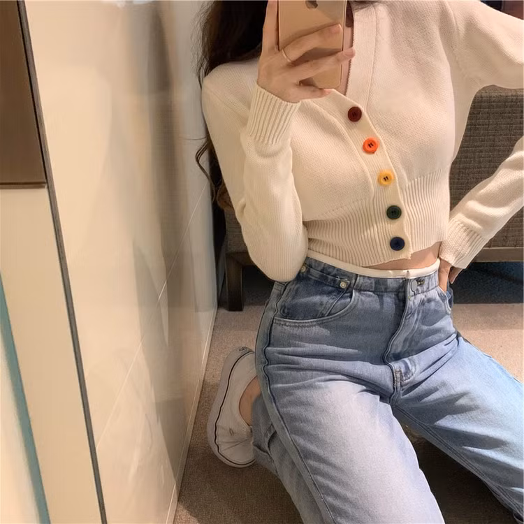 Với áo len dáng lửng, không cần sơ vin mà vẫn có được tổng thể cao ráo, thanh thoát.