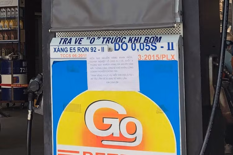 Một cửa hàng xăng ra thông báo về tình trạng bán "nhỏ giọt". Ảnh: Khoa Nam.