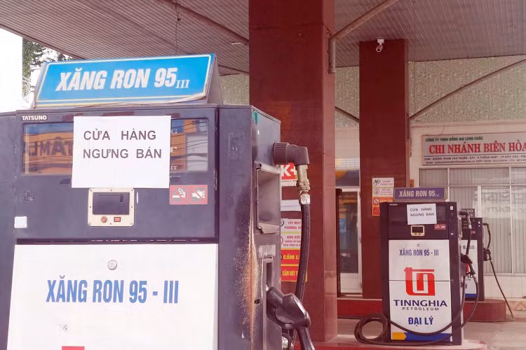 Nhiều cửa hàng xăng dầu thông báo ngưng bán. Ảnh: Lê Na.