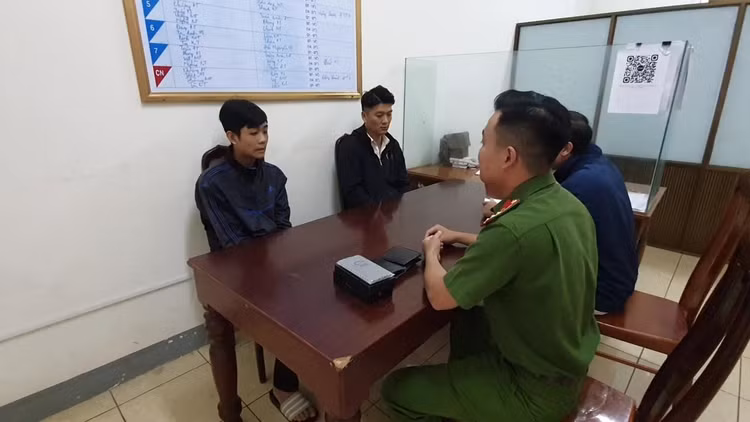 Lê Văn Phương và Phú Thành Đạt tại cơ quan Công an. Lê Văn Phương và Phú Thành Đạt tại cơ quan Công an.