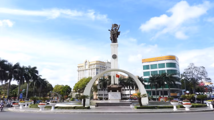 Ngã 6 đã trở thành biểu tượng lịch sử của Đắk Lắk, là niềm tự hào của những con người Tây Nguyên. Ngã 6 đã trở thành biểu tượng lịch sử của Đắk Lắk, là niềm tự hào của những con người Tây Nguyên.