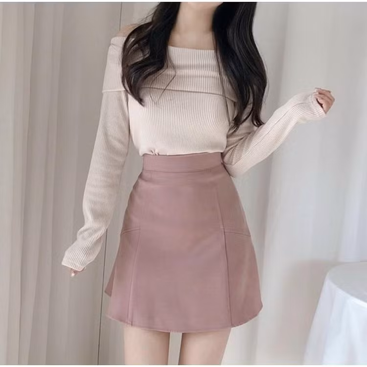 Bên cạnh chất liệu len với khả năng giữ ấm không thể bàn cãi, thiết kế trễ vai đã tạo nên sức hút vô cùng lớn tới chị em. Khi kết hợp với chân váy dạ ngắn, hai chất liệu len và dạ ăn nhập với nhau không những giúp tạo sự hài hòa cho cả set đồ, mà còn khiến người mặc trông vừa nữ tính, vừa sang trọng.