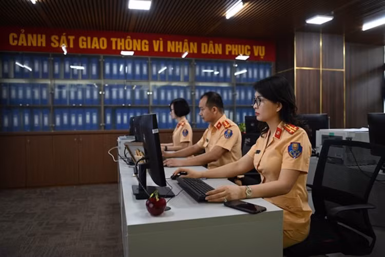 Công tác giám sát được thực hiện tại Phòng Quản lý, giám sát đấu giá biển số ô tô đặt tại trụ sở Cục Cảnh sát Giao thông. Cục Cảnh sát Giao thông và các đơn vị nghiệp vụ Bộ Công an giám sát toàn bộ quá trình đấu giá. Mỗi khách hàng có mã số riêng và thông tin của khách hàng được bảo mật tuyệt đối. Khi phát hiện có dấu hiệu bất thường, các giám sát viên sẽ yêu cầu dừng đấu giá. Công tác giám sát được thực hiện tại Phòng Quản lý, giám sát đấu giá biển số ô tô đặt tại trụ sở Cục Cảnh sát Giao thông. Cục Cảnh sát Giao thông và các đơn vị nghiệp vụ Bộ Công an giám sát toàn bộ quá trình đấu giá. Mỗi khách hàng có mã số riêng và thông tin của khách hàng được bảo mật tuyệt đối. Khi phát hiện có dấu hiệu bất thường, các giám sát viên sẽ yêu cầu dừng đấu giá.