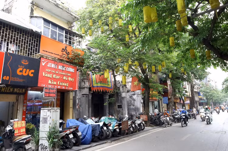 "Cả con phố Hàng Bạc, bây giờ chỉ còn một mình tôi theo nghề kim hoàn truyền thống này”, nghệ nhân Nguyễn Chí Thành chia sẻ. "Cả con phố Hàng Bạc, bây giờ chỉ còn một mình tôi theo nghề kim hoàn truyền thống này”, nghệ nhân Nguyễn Chí Thành chia sẻ.