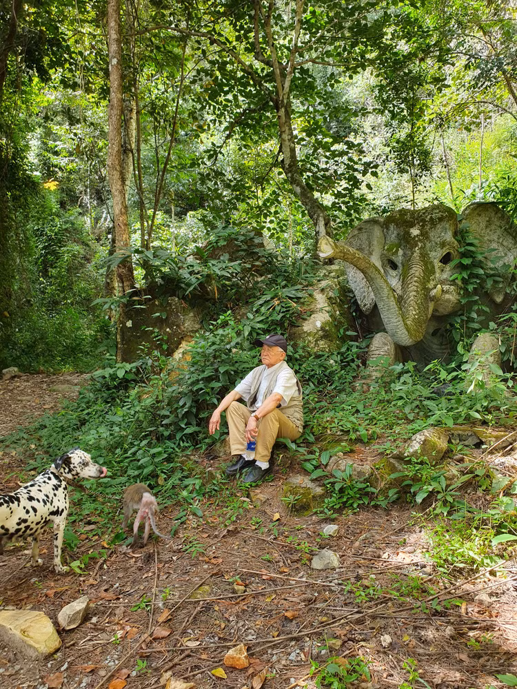 Mỗi ngày, ông đều lội suối, vượt đèo, chăm sóc rừng như chính người thân của mình. Ảnh: NVCC.