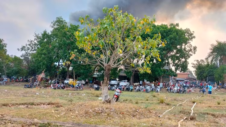 Người dân triển khai các biện pháp ứng cứu ban đầu. Người dân triển khai các biện pháp ứng cứu ban đầu.