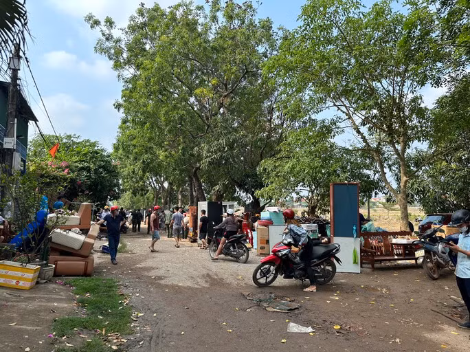 Một số tiểu thương kịp thời dọn hàng ra phía ngoài.