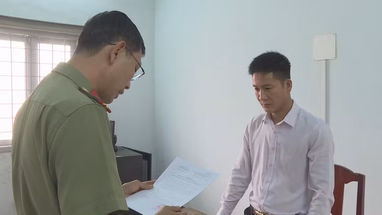 Công an tỉnh Đắk Lắk thi hành quyết định khởi tố bị can, lệnh cấm đi khỏi nơi cư trú đối với Trần Tiến Dũng. Công an tỉnh Đắk Lắk thi hành quyết định khởi tố bị can, lệnh cấm đi khỏi nơi cư trú đối với Trần Tiến Dũng.