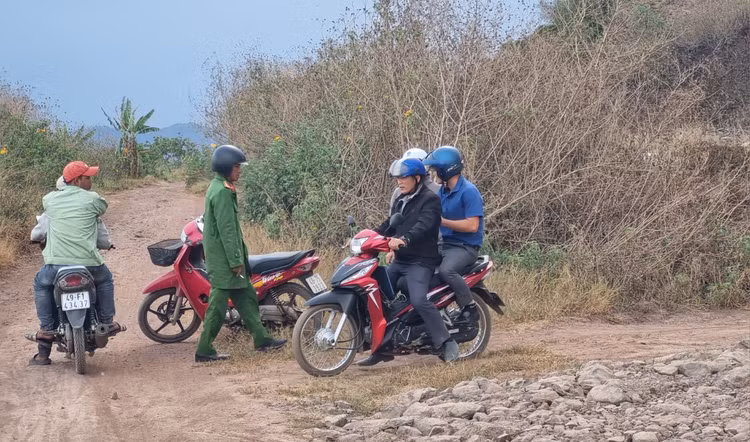 Đoàn kiểm tra của UBND xã Đạ Ròn tới hiện trường.