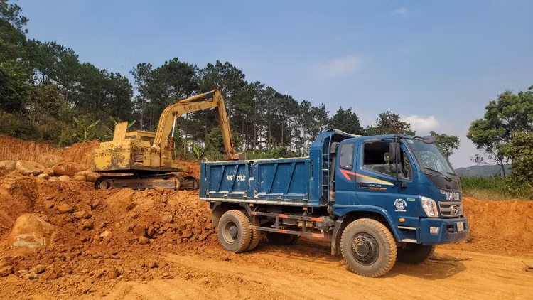 Xe tải ben đang chờ ăn đất để đi tiêu thụ.