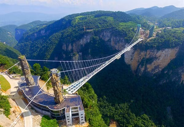 Cầu nằm ở công viên Trương Gia Giới rộng 6m, dài 430m, bắc qua 2 vách đá ở độ cao 300m và khách bộ hành có thể nhìn xuống toàn cảnh bên dưới. Mỗi tấm kính trên cầu Trương Gia Giới có chiều dài 4.5m, ngang 3m, có đến 3 lớp kính và mỗi lớp dày 15mm để chắc chắn về độ an toàn. Đây là địa điểm được xem là đã tạo cảm hứng cho khung cảnh thần tiên trong bộ phim đình đám “Avatar”. Ảnh BestPrice Cầu nằm ở công viên Trương Gia Giới rộng 6m, dài 430m, bắc qua 2 vách đá ở độ cao 300m và khách bộ hành có thể nhìn xuống toàn cảnh bên dưới. Mỗi tấm kính trên cầu Trương Gia Giới có chiều dài 4.5m, ngang 3m, có đến 3 lớp kính và mỗi lớp dày 15mm để chắc chắn về độ an toàn. Đây là địa điểm được xem là đã tạo cảm hứng cho khung cảnh thần tiên trong bộ phim đình đám “Avatar”. Ảnh BestPrice