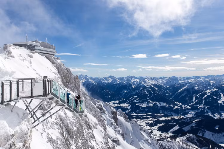 Dachstein Skywalk chính thức đi vào hoạt động từ tháng 7/2013. Cây cầu kính được xây dựng ở độ cao 2.700 mét thuộc dãy Alps. Cấu trúc công trình gồm có đài quan sát bằng kính và cầu treo với 14 bậc hướng về dòng sông băng Dachstein có view đẹp mãn nhãn. Khám phá cây cầu kính đẹp này, bạn có thể thưởng thức vẻ đẹp của của những đỉnh núi thuộc dãy Alps của nước Áo. Đứng ở đây, du khách có thể check in vô số bức ảnh đẹp ngoạn mục với thiên nhiên kỳ vĩ, tráng lệ. Bất kỳ mùa nào trong năm, bất kỳ thời điểm nào trong ngày cũng đẹp để bạn rinh về vô số ảnh sống ảo chất. Du khách thường khám phá cầu kính này vào mùa đông để ngắm trọn vẹn bức tranh tuyệt đẹp của dãy Alps. Ngoài ra, vị trí cầu kính này nằm gần khu trượt tuyết Dachstein nổi tiếng, thuận tiện cho các hoạt động vui chơi, giải trí vào mùa đông của du khách. Ảnh IVIVU Dachstein Skywalk chính thức đi vào hoạt động từ tháng 7/2013. Cây cầu kính được xây dựng ở độ cao 2.700 mét thuộc dãy Alps. Cấu trúc công trình gồm có đài quan sát bằng kính và cầu treo với 14 bậc hướng về dòng sông băng Dachstein có view đẹp mãn nhãn. Khám phá cây cầu kính đẹp này, bạn có thể thưởng thức vẻ đẹp của của những đỉnh núi thuộc dãy Alps của nước Áo. Đứng ở đây, du khách có thể check in vô số bức ảnh đẹp ngoạn mục với thiên nhiên kỳ vĩ, tráng lệ. Bất kỳ mùa nào trong năm, bất kỳ thời điểm nào trong ngày cũng đẹp để bạn rinh về vô số ảnh sống ảo chất. Du khách thường khám phá cầu kính này vào mùa đông để ngắm trọn vẹn bức tranh tuyệt đẹp của dãy Alps. Ngoài ra, vị trí cầu kính này nằm gần khu trượt tuyết Dachstein nổi tiếng, thuận tiện cho các hoạt động vui chơi, giải trí vào mùa đông của du khách. Ảnh IVIVU