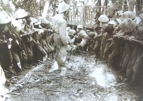 Quân ta kéo pháo vào trận địa. Ảnh: Vnmilitaryhistory.net Quân ta kéo pháo vào trận địa. Ảnh: Vnmilitaryhistory.net