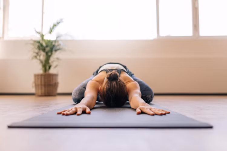 Lợi ích tuyệt vời của tư thế em bé hạnh phúc trong Yoga. Ảnh minh họa Lợi ích tuyệt vời của tư thế em bé hạnh phúc trong Yoga. Ảnh minh họa