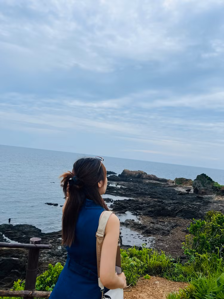 Bãi đá Cầu Mỵ nơi được mệnh danh "thiên đường của tình yêu và tuổi trẻ giữa sóng nước Cô Tô" - Ảnh: Thu Giang