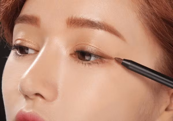 Thói quen trang điểm dễ gây bệnh về mắt, ít ai biết. Ảnh minh họa Thói quen trang điểm dễ gây bệnh về mắt, ít ai biết. Ảnh minh họa