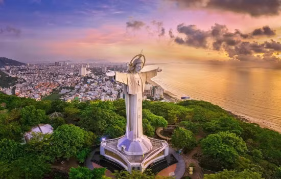 Tượng Chúa Giêsu Kitô. Ảnh dulichkhatvongviet