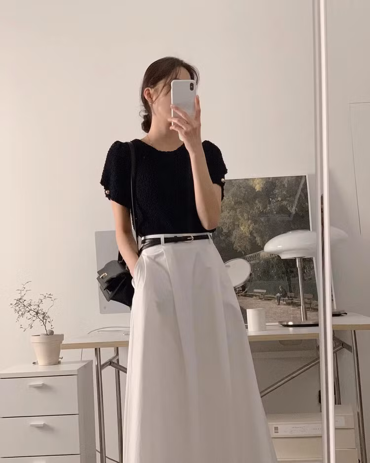 Áo len màu đen gây ấn tượng ở sự sang trọng. Công thức này cũng mang đến cho người diện sự trang nhã, thanh lịch Áo len màu đen gây ấn tượng ở sự sang trọng. Công thức này cũng mang đến cho người diện sự trang nhã, thanh lịch