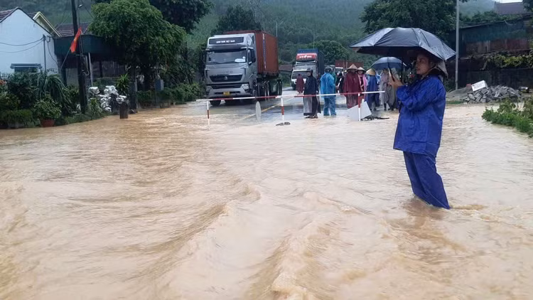 Tuyến đường Quốc lộ 48 tại một số khu vực mực nước dâng cao khiến cho việc lưu thông gặp rất nhiều khó khăn. (Ảnh: TT xã Đông Hiếu)