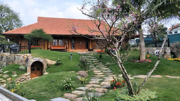 Man nhan vuon cay triu qua trong “biet phu” cua Xuan Bac