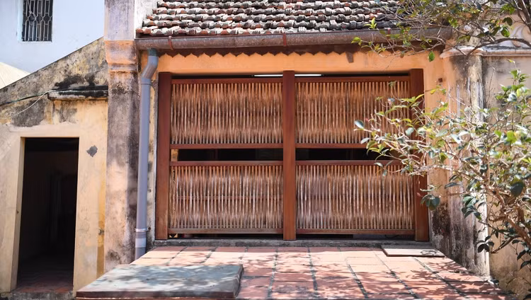 Ben trong can nha ven song Hong don Bac Ho ve tu chien khu Viet Bac-Hinh-14