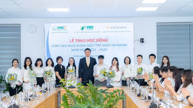 Trao học bổng cho 40 sinh viên xuất sắc của Đại học Quốc Gia Hà Nội Trao hoc bong cho 40 sinh vien xuat sac cua Dai hoc Quoc Gia Ha Noi