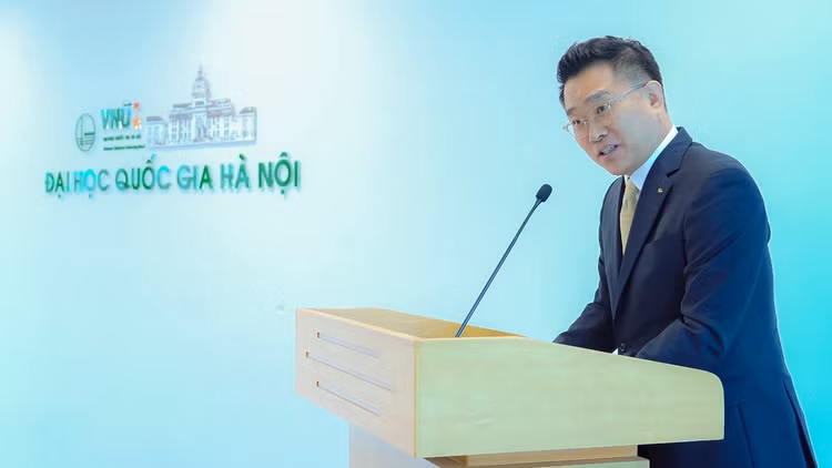 Trao học bổng cho 40 sinh viên xuất sắc của Đại học Quốc Gia Hà Nội - Hình 2 Trao hoc bong cho 40 sinh vien xuat sac cua Dai hoc Quoc Gia Ha Noi-Hinh-2