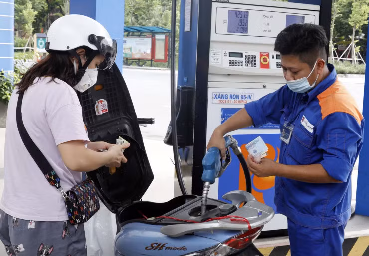 Tiết lộ lý do không chỉnh giá xăng vào chiều nay Tiet lo ly do khong chinh gia xang vao chieu nay
