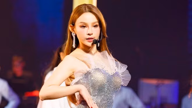 Ben trong biet thu tram ty 3 mat tien cua Huyen Baby
