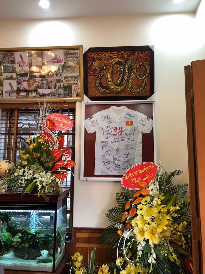 Ben trong can nha 200m2 cua tien ve Quang Hai tai Ha Noi-Hinh-10