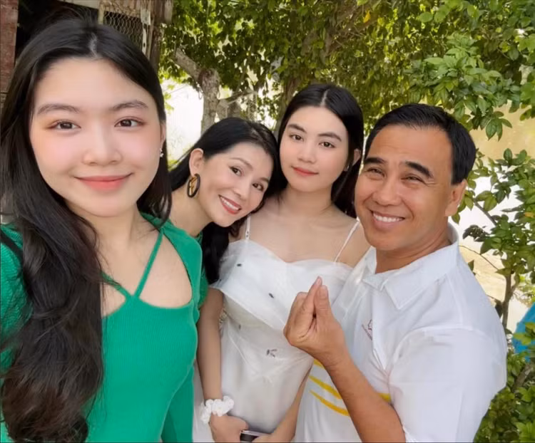 Vuon hong nhu co tich trong biet thu cua MC Quyen Linh