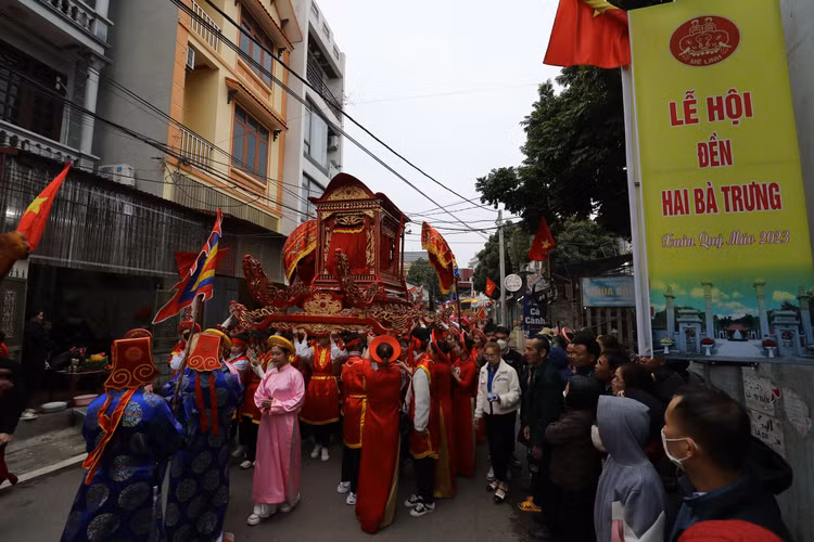 Khai hoi Den Hai Ba Trung, nguoi dan Me Linh hao huc cho don-Hinh-9