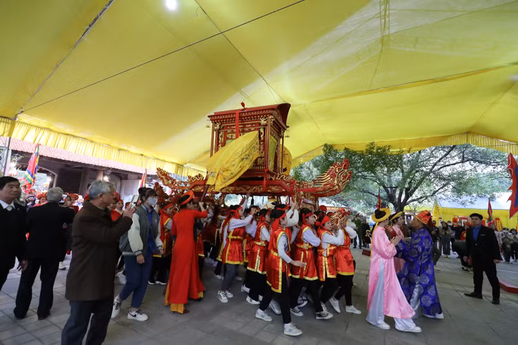 Khai hoi Den Hai Ba Trung, nguoi dan Me Linh hao huc cho don-Hinh-12