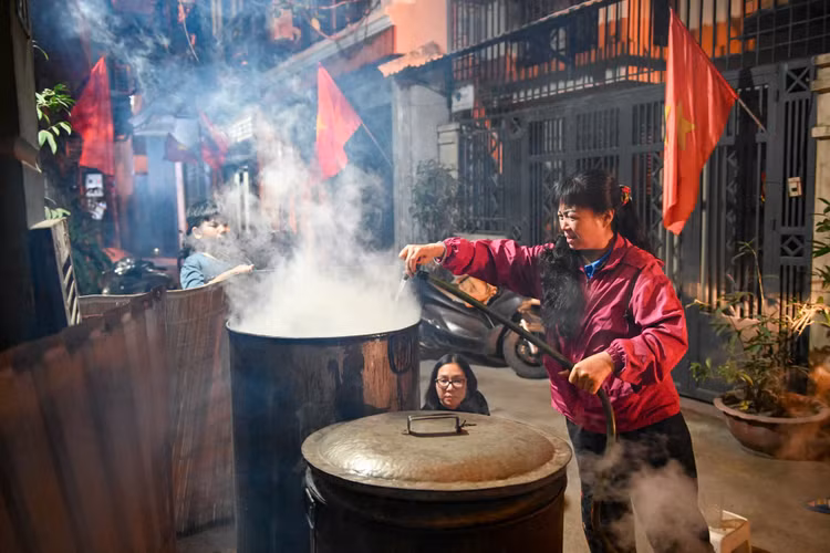 Pho phuong Ha Noi thom mui khoi bep tu noi banh chung-Hinh-7