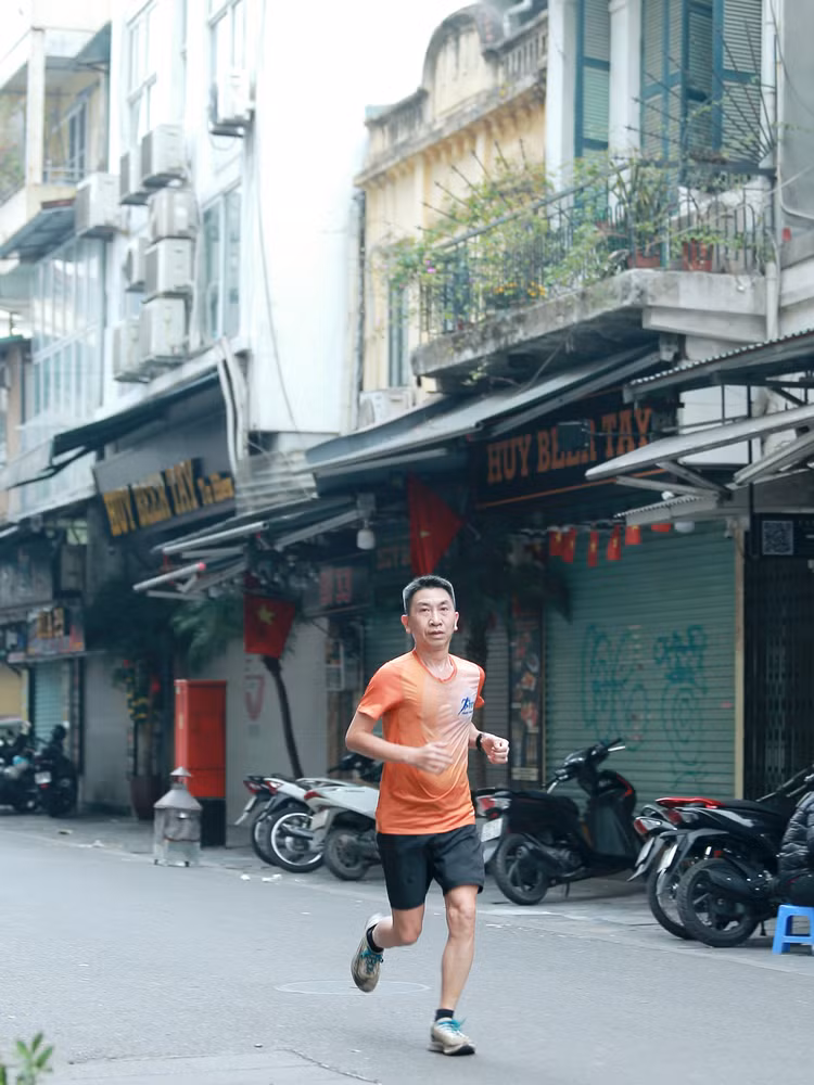 Sang mung 1 Tet At Ty, nguoi Ha Noi tan huong theo cach rieng-Hinh-3