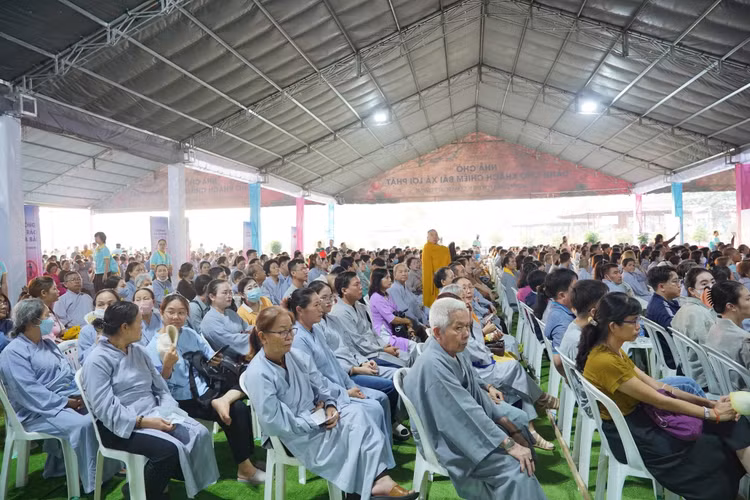 Dong dao nguoi dan cung kinh chiem bai xa loi Duc Phat-Hinh-4