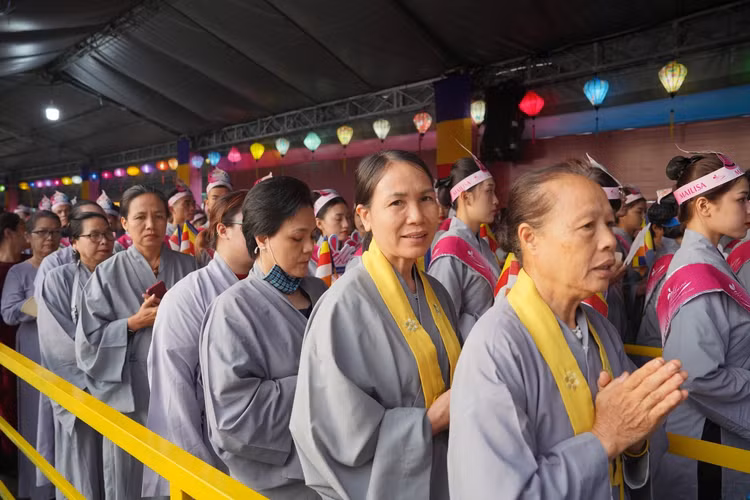 Dong dao nguoi dan cung kinh chiem bai xa loi Duc Phat-Hinh-2