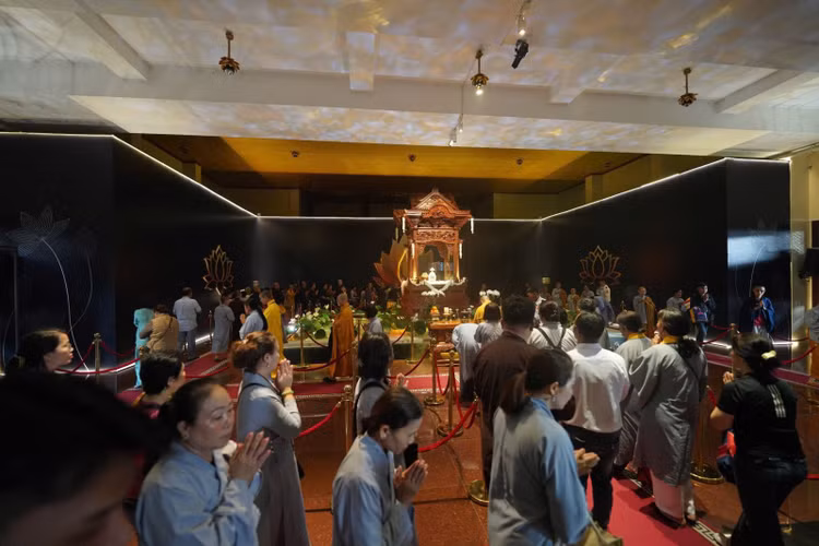 Dong dao nguoi dan cung kinh chiem bai xa loi Duc Phat-Hinh-10