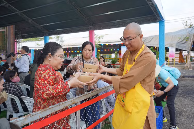 Dong dao nguoi dan cung kinh chiem bai xa loi Duc Phat-Hinh-5