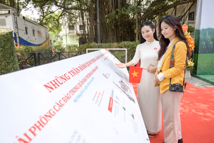 Trai nghiem cong nghe dac biet tai Trien lam tuong tac cua Bao Nhan Dan-Hinh-5