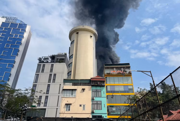 Hà Nội: Cháy lớn tại tòa nhà 18 tầng ở Thái Hà - Hình 2 Ha Noi: Chay lon tai toa nha 18 tang o Thai Ha-Hinh-2